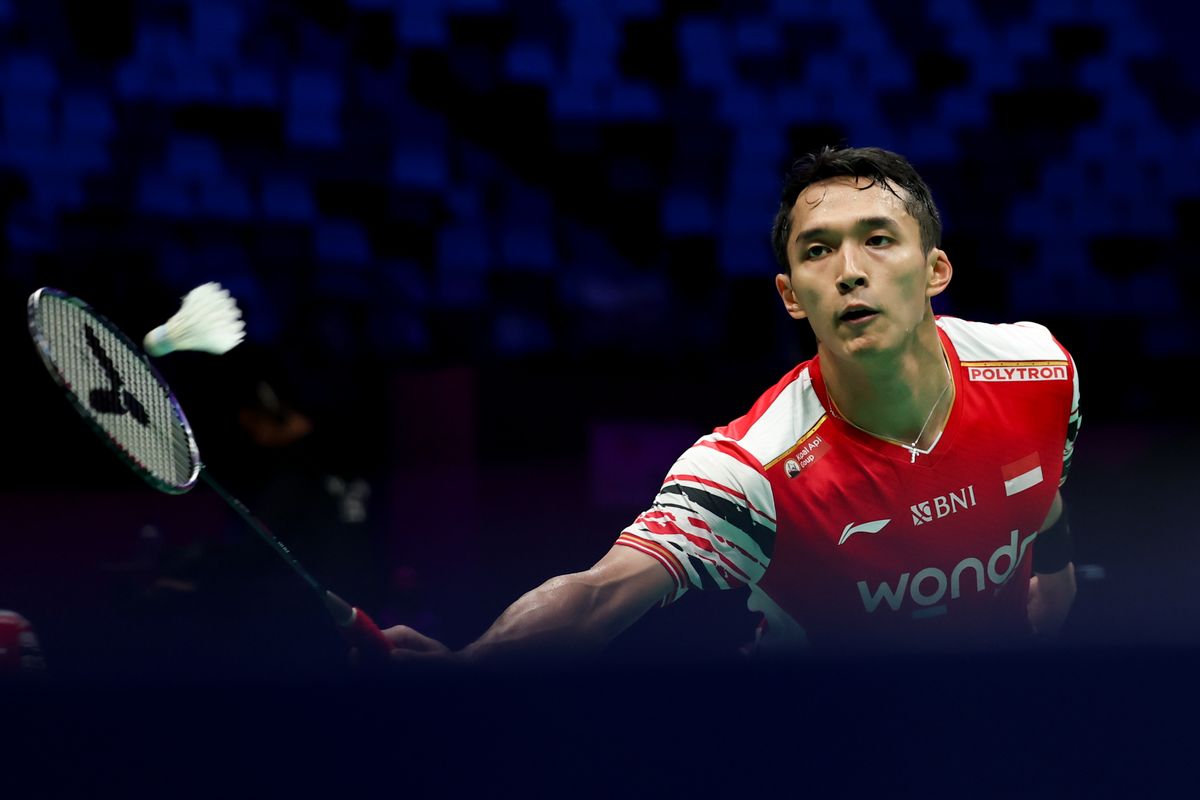 Jonatan Christie dari Indonesia bertanding dalam pertandingan tunggal putra melawan Prannoy H. S. dari India selama pertandingan Grup D antara Indonesia dan India pada Piala Sudirman BWF di Xiamen, Provinsi Fujian, Tiongkok tenggara, 29 April 2025.
