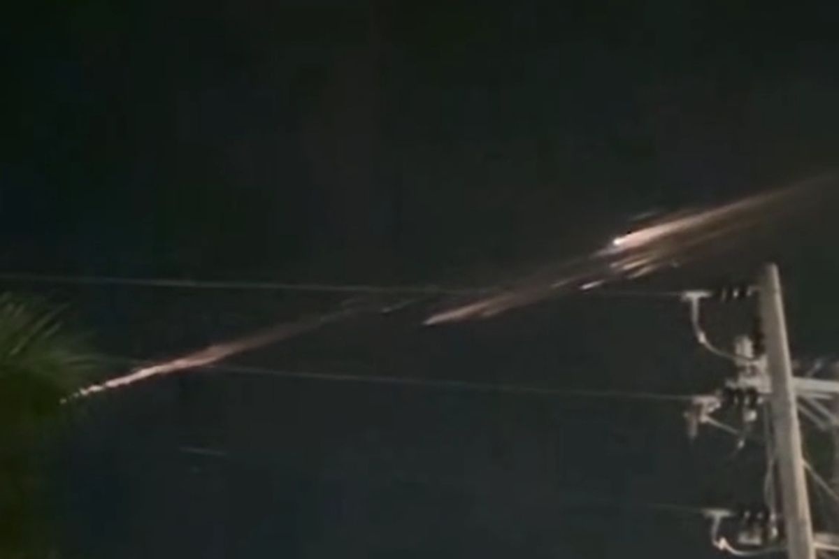 Fenomena mirip meteor jatuh yang ramai dilaporkan di TikTok, Selasa (17/12/2024)