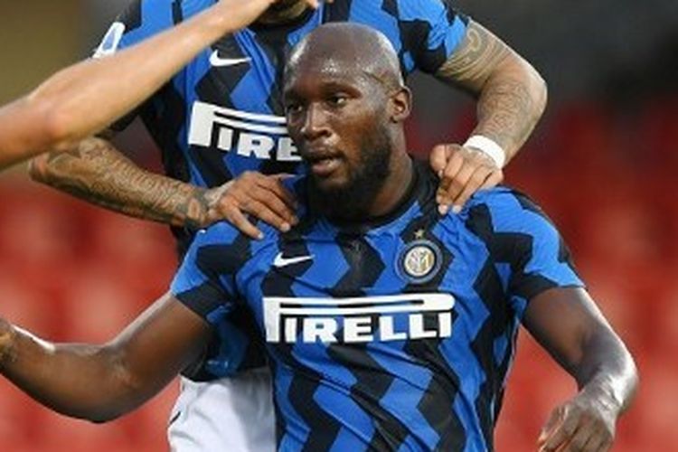 Romelu Lukaku, Arturo Vidal, dan Roberto Gagliardini merayakan gol dalam laga Benevento vs Inter Milan pada partai tunda pekan pertama Liga Italia 2020-2021 yang digelar di Stadion Ciro Vigorito, Rabu (30/9/2020).