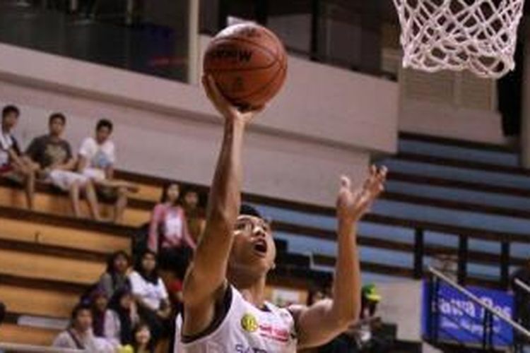 Pemain Satria Muda BritAma, Riza Setyo Raharjo melakukan lay up saat bertanding melawan Bimasakti Nikko Steel Malang, pada lanjutan turnamen pramusim National Basketbal League (NBL), Selasa (24/9/2013). 