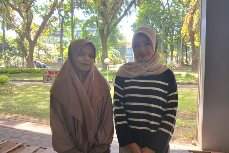 Dua mahasiswi Universitas Jember penerima beasiswa KIP dari kalangan warga tidak mampu