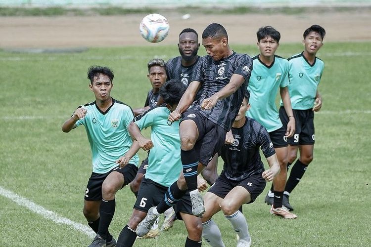 Pemain Arema FC Ginanjar Wahyu saat ujicoba melawan Persikoba Batu yang berakhir dengan skor 10-1 yang berlangsung di Stadion Gajayana Kota Malang, Sabtu (13/1/2023) pagi.