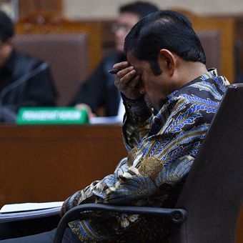 Terdakwa kasus dugaan suap proyek PLTU Riau-1 Idrus Marham menjalani sidang putusan di Pengadilan Tipikor, Jakarta Pusat, Selasa (23/4/2019). Mantan Menteri Sosial yang juga mantan Sekjen Partai Golkar tersebut divonis tiga tahun penjara denda Rp.150 juta subsider dua bulan kurungan. ANTARA FOTO/Sigid Kurniawan/hp.