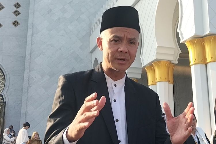 Gubernur Jawa Tengah sekaligus Capres Partai Demokrasi Indonesia Perjuangan (PDI-P), Ganjar Pranowo, mengenakan peci pemberian Megawati Soekarnoputri.