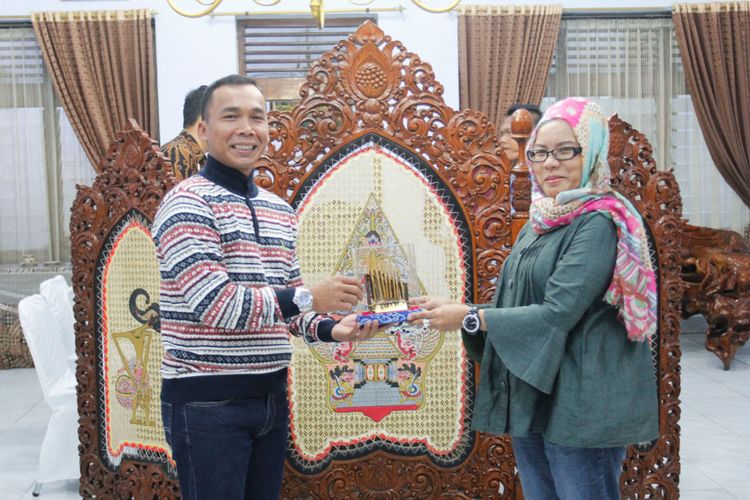 Bupati Batang, Wihaji (kiri) saat menerima kunjungan dari Biro Humas Kementerian Pariwisata, di rumah dinasnya, Jumat (4/5/2018).