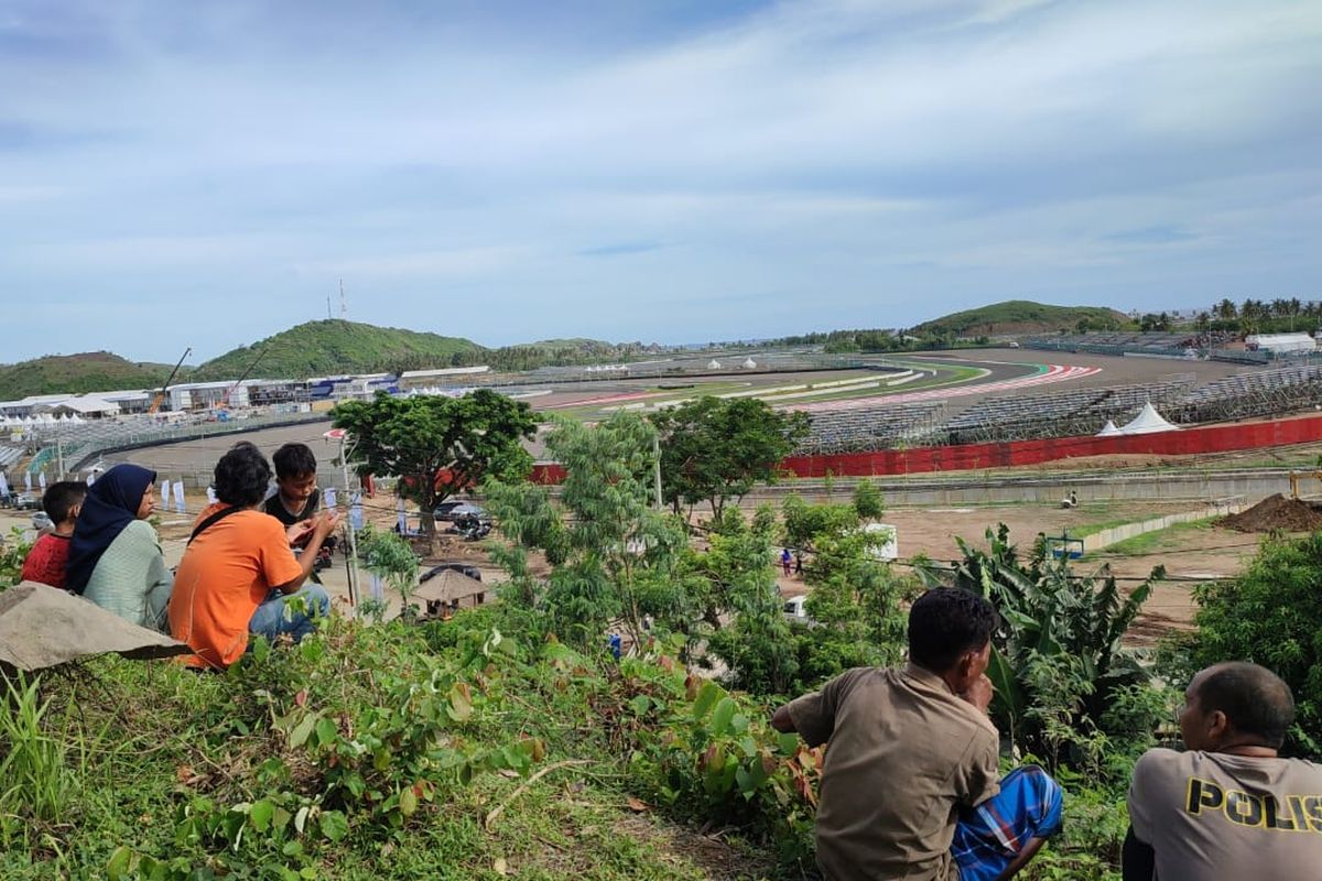 Warga menonton Asia Talent Cup dari atas bukit tanpa perlu membayar tiket.