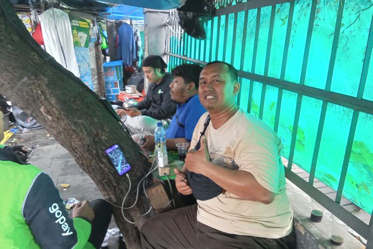 Pangkalan pengemudi ojek online di dekat Stasiun Grogol, Jalan Latumeten, Grogol Petamburan, Jakarta Barat 