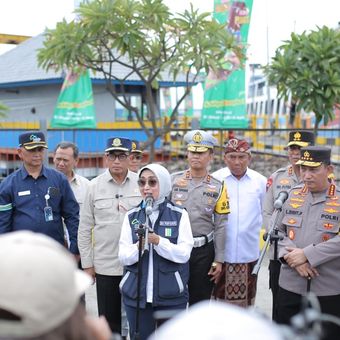 Direktur Utama ASDP Ira Puspadewi bersama Menhub, Kapolri, Panglima TNI dan sejumlah jajaran saat tinjau lapangan di Pelabuhan ASDP Gilimanuk Bali 