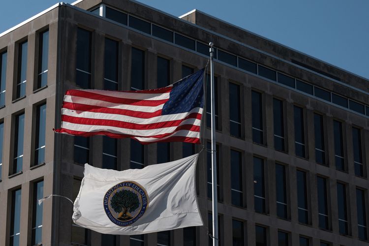Bendera Amerika Serikat dan Departemen Pendidikan AS berkibar di luar gedung kementerian tersebut pada Selasa (4/2/2025). Presiden AS Donald Trump mengumumkan akan menutup Departemen Pendidikan dan meminta menterinya mundur.
