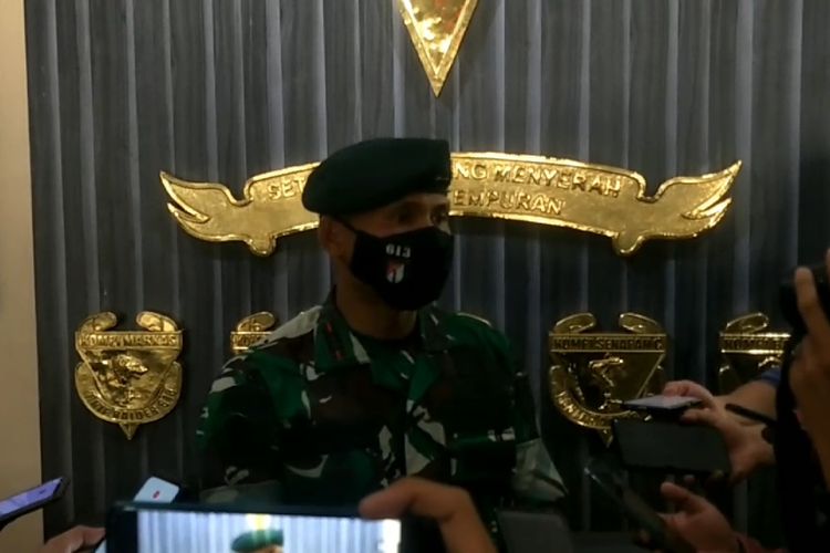 Wadan Satgas Yonif 613/Raja Alam Kapten Inf Mahfudz saat memberikan keterangan pers terkait oknum TNI berpangkat Prada yang diduga melakukan persetubuhan anak dibawah umur