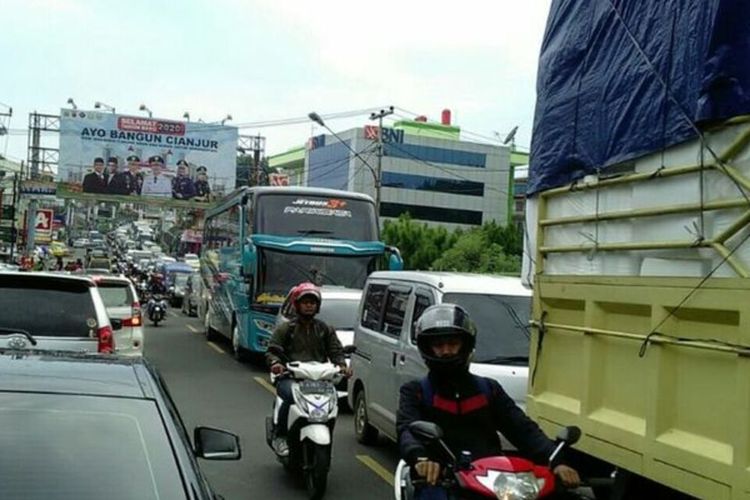 Ilustrasi Jalur Puncak II, Bogor, Jawa Barat. 