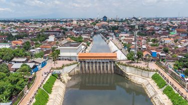 SBY Melukis Bengawan Solo di Kawasan Pintu Air Demangan yang Bersejarah