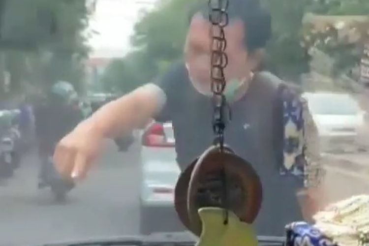 Tangkapan layar video pria diduga berpura-pura tertabrak hingga adang mobil di Pasar Rebo, Jakarta Timur.