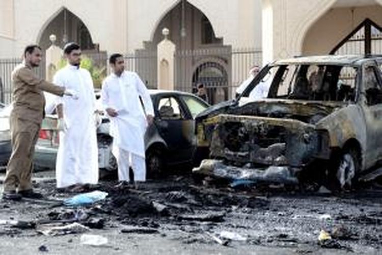Tim forensik kepolisian Arab Saudi meninjau lokasi ledakan bom di dekat sebuah masjid Syiah di kota Dammam, Arab Saudi. Bom bunuh diri pada Jumat (29/5/2015) ini menewaskan empat orang.