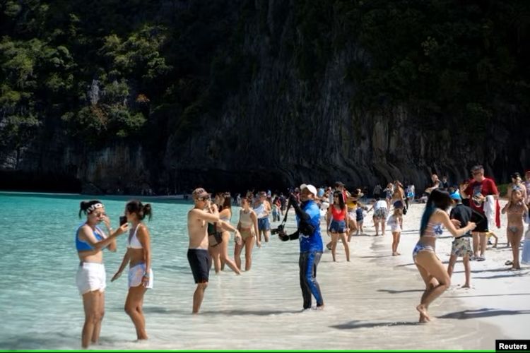 Turis mengunjungi teluk Maya setelah Thailand membuka kembali pantainya yang terkenal di dunia di Krabi, Thailand, 3 Januari 2022.