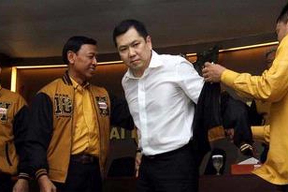 Pemilik MNC Grup, Hary Tanoe Soedibyo (dua kanan) mengenakan jaket Partai Hanura usai konferensi pers di kantor DPP Hanura Jakarta Pusat, Minggu (17/2/2013). Setelah menyatakan keluar dari NasDem, Hary Tanoe resmi bergabung ke Partai Hanura dan menjabat sebagai Ketua Dewan Pembina. TRIBUNNEWS/HERUDIN