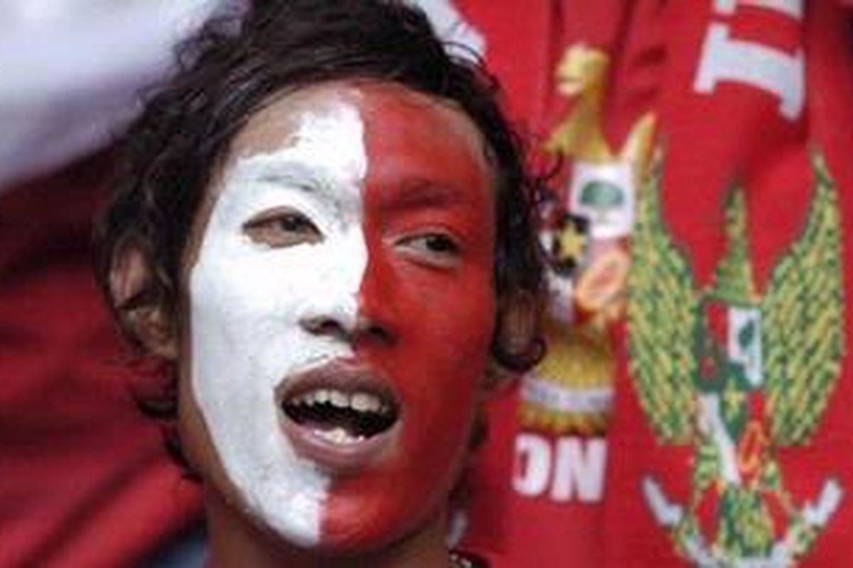 Seorang suporter Indonesia di Malaysia kala mendukung tim "Garuda" melawan Singapura, Rabu (28/11/2012).