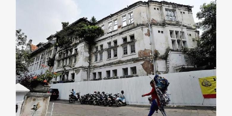 Salah satu gedung tua di Jalan Kali Besar Timur, kawasan Kota Tua, Jakarta, Jumat (15/5). Pemerintah Provinsi DKI Jakarta berupaya untuk membenahi kawasan dan merevitalisasi bangunan di Kota Tua agar layak dinobatkan sebagai salah satu Situs Warisan Dunia UNESCO. 