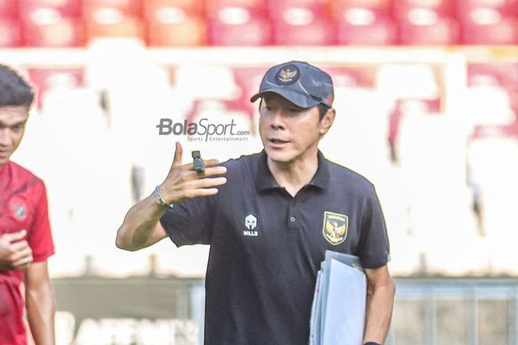 Pelatih timnas Indonesia, Shin Tae-yong, tampak sedang memberikan intruksi kepada para pemainnya saat berlatih di Stadion Gelora Bung Karno, Senayan, Jakarta, Selasa (20/12/2022). Terdekat, Shin Tae-yong akan memimpin timnas Indonesia menghadapi Kamboja pada laga Grup A Piala AFF 2022, Jumat (23/12/2022).