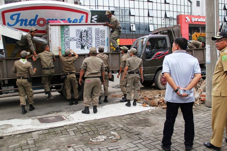 Pemerintah Kota Medan melakukan penertiban dengan membongkar seluruh papan reklame bermasalah yang berdiri di 13 ruas  jalan terlarang Kota Medan, Senin (10/7/2017)