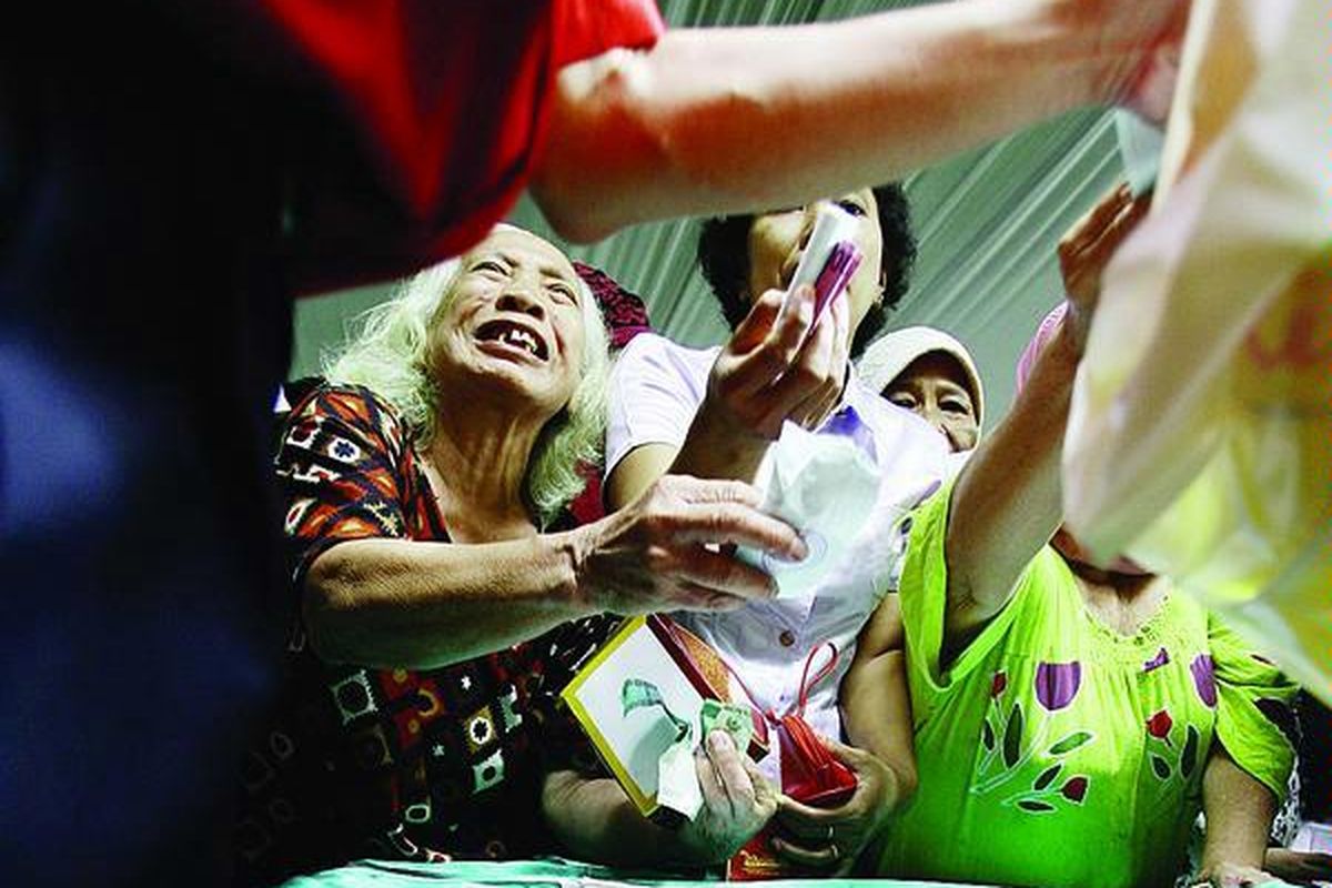 Warga Kelurahan Kalianyar, Kecamatan Tambora, Jakarta Barat, antre membeli minyak goreng operasi pasar (OP) yang dijual Rp 8.000 per kilogram di halaman kantor kelurahan, Rabu (27/2). Setiap kepala keluarga hanya boleh membeli satu liter minyak goreng OP.  