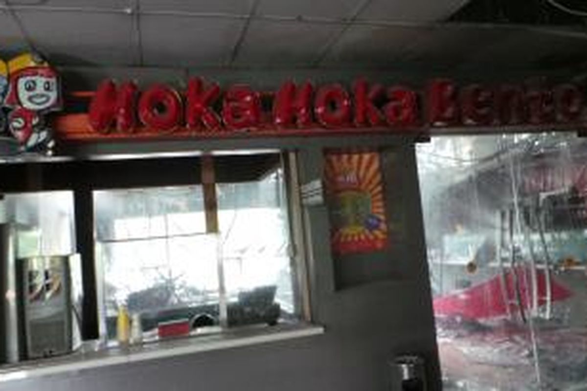 Restoran Hoka-Hoka Bento kebakaran. Sebanyak 19 unit mobil pemadam kebakaran dikerahkan memadamkan kobaran api, Jumat (27/12/2013).