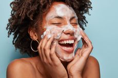 6 Cara Cuci Muka yang Benar agar Kulit Sehat