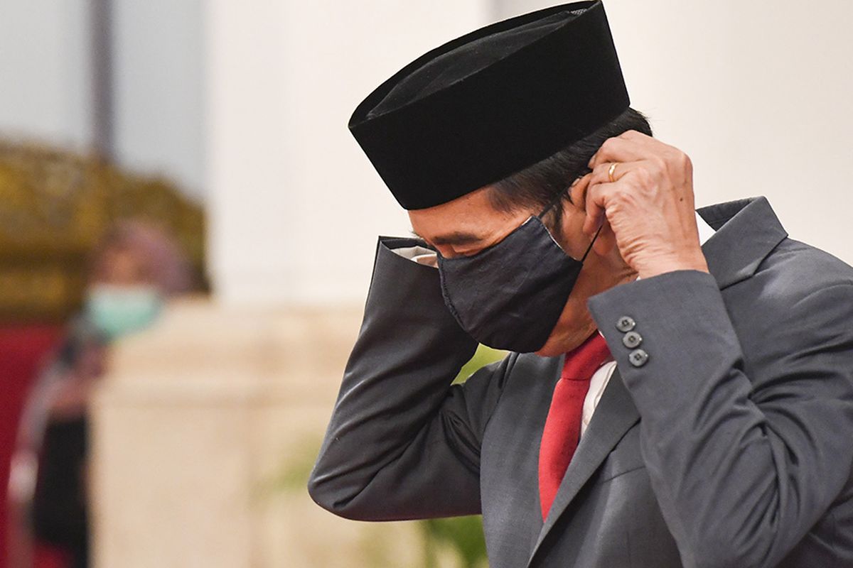 Presiden Joko Widodo memakai masker saat melantik Wakil Gubernur DKI Jakarta Ahmad Riza Patria di Istana Negara, Jakarta, Rabu (15/4/2020). Ahmad Riza Patria resmi menjabat sebagai Wakil Gubernur DKI Jakarta seusai dilantik Presiden Joko Widodo.