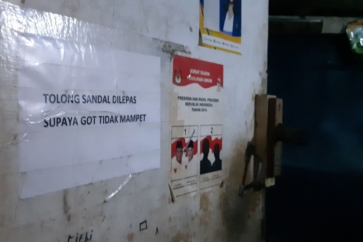 Gambar salah satu WC bersama di permukiman padat penduduk Pinangsia, Tamansari, Jakarta Barat, Selasa (8/10/2019)