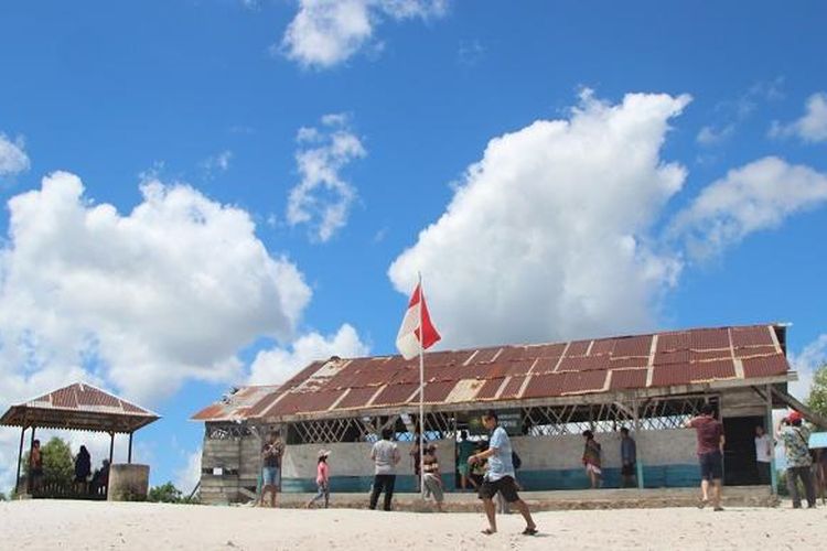 Wisatawan tengah berfoto dengan latar belakang Replika SD Laskar Pelangi yang terletak di Desa Lenggang, Kecamatan Gantung, Belitung Timur, Bangka Belitung, Selasa (8/3/2016).