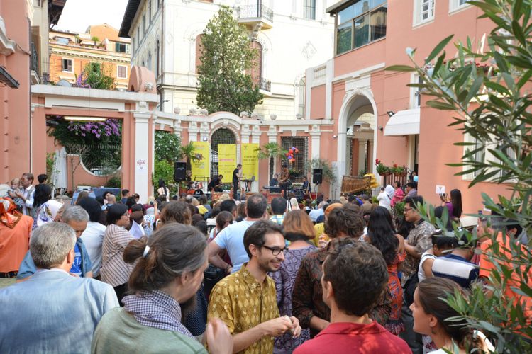 Suasana Festa della Musica di KBRI Roma. Acara ini merupakan kegiatan tahunan di berbagai kota Italia yang diselenggarakan dalam rangka menyambut datangnya musim panas. 