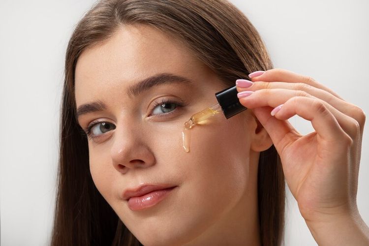 Ilustrasi wanita sedang memakai serum, freepik.com