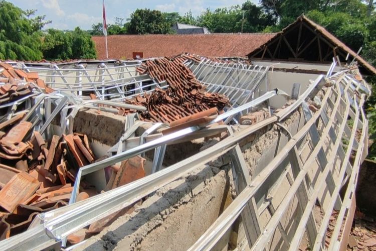 Kondisi ruang kelas dan ruang guru SMPN 2 Greged Kecamatan Greged Kabupaten Cirebon Jawa Barat yang ambruk pada Jumat (12/1/2024). Enam orang siswa dan 23 pelajar yang sedang mengikuti kegiatan belajar mengajar dilaporkan luka-luka.