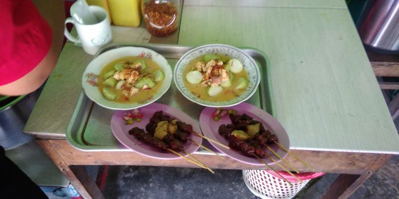 Sate kuda dengan lontong sayur di Warung Segoro Roso, Dusun Jembangan, Desa Segoroyoso, Kecamatan Pleret, Bantul, DI Yogyakarta.