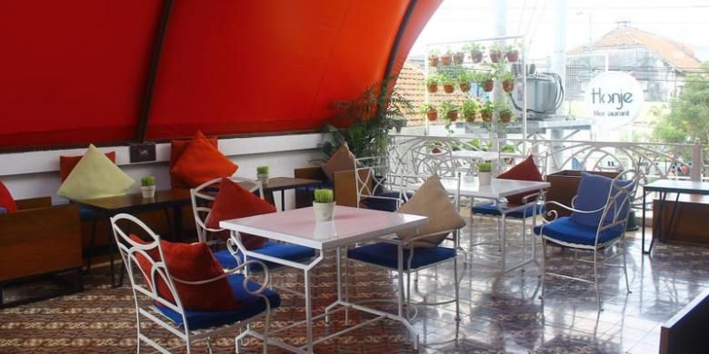 Suasana luar ruangan yang santai dan penuh warna ini dapat dinikmati di Restoran Honje, Jalan Margo Utomo no 125 Yogyakarta.