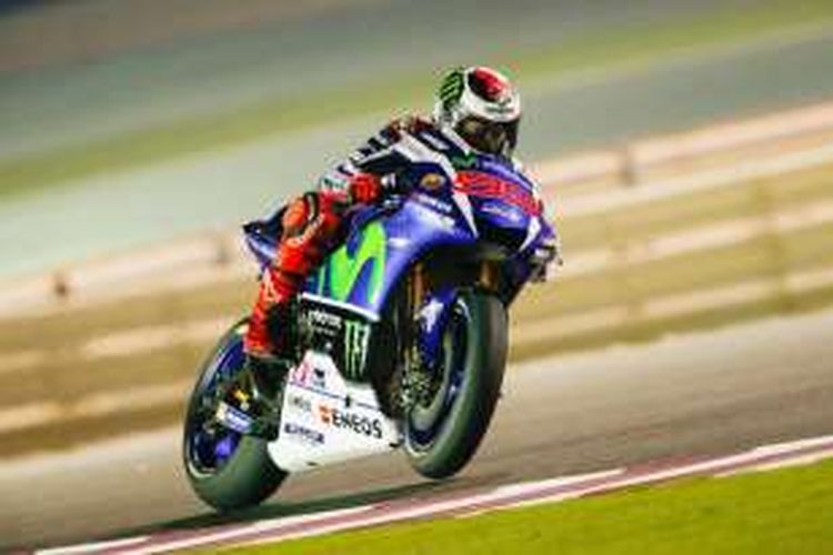 Pebalap Movistar Yamaha asal Spanyol, Jorge Lorenzo, memacu motornya pada hari pertama tes pramusim MotoGP 2016 di Sirkuit Losail, Qatar, Rabu (2/3/2016).