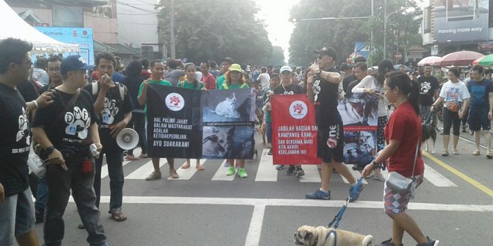 Koalisi Dog Meat-Free Indonesia (DMFI) bersama sahabat anjing Surakarta melakukan kampanye melawan bisnis perdagangan daging anjing di car free day (CFD) di Jalan Slamet Riyadi Solo, Jawa Tengah, Minggu (25/2/2018).