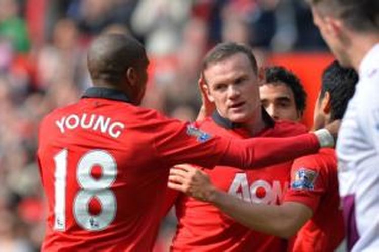 Striker Manchester United, Wayne Rooney (kedua dari kiri), merayakan gol penyeimbang yang dicetak ke gawang Asto Villa pada laga di Stadion Old Trafford, Manchester, Sabtu (29/3/2014).