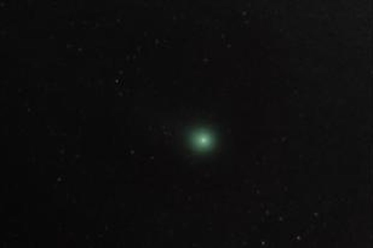 Komet Lovejoy diabadikan dari Planetarium Jakarta pada Rbu (7/1/2015) lalu. Nikon D5100, AF Nikkor 70-300mm f/4-5.6G, Vixen Polarie. 16x30sec, ISO 500, 300mm f/5.6. Darks, Flat, Bias applied in DSS, LR & PS6.