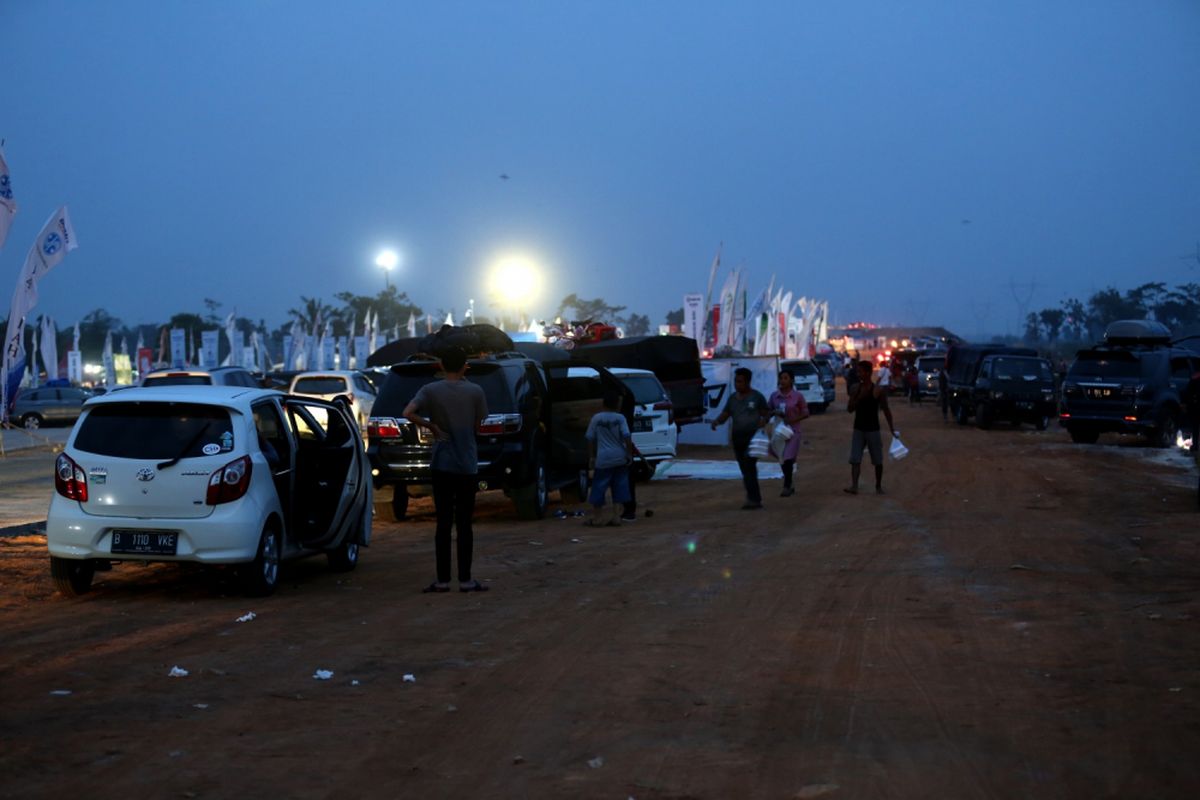 Suasana pemudik saat buka puasa di rest area Tol  Pemalang-Batang, Jawa Tengah, Senin (11/6/2018). Jalan tol tersebut merupakan tol fungsional yang dibuka selama 24 jam hingga H+ 7 Lebaran.