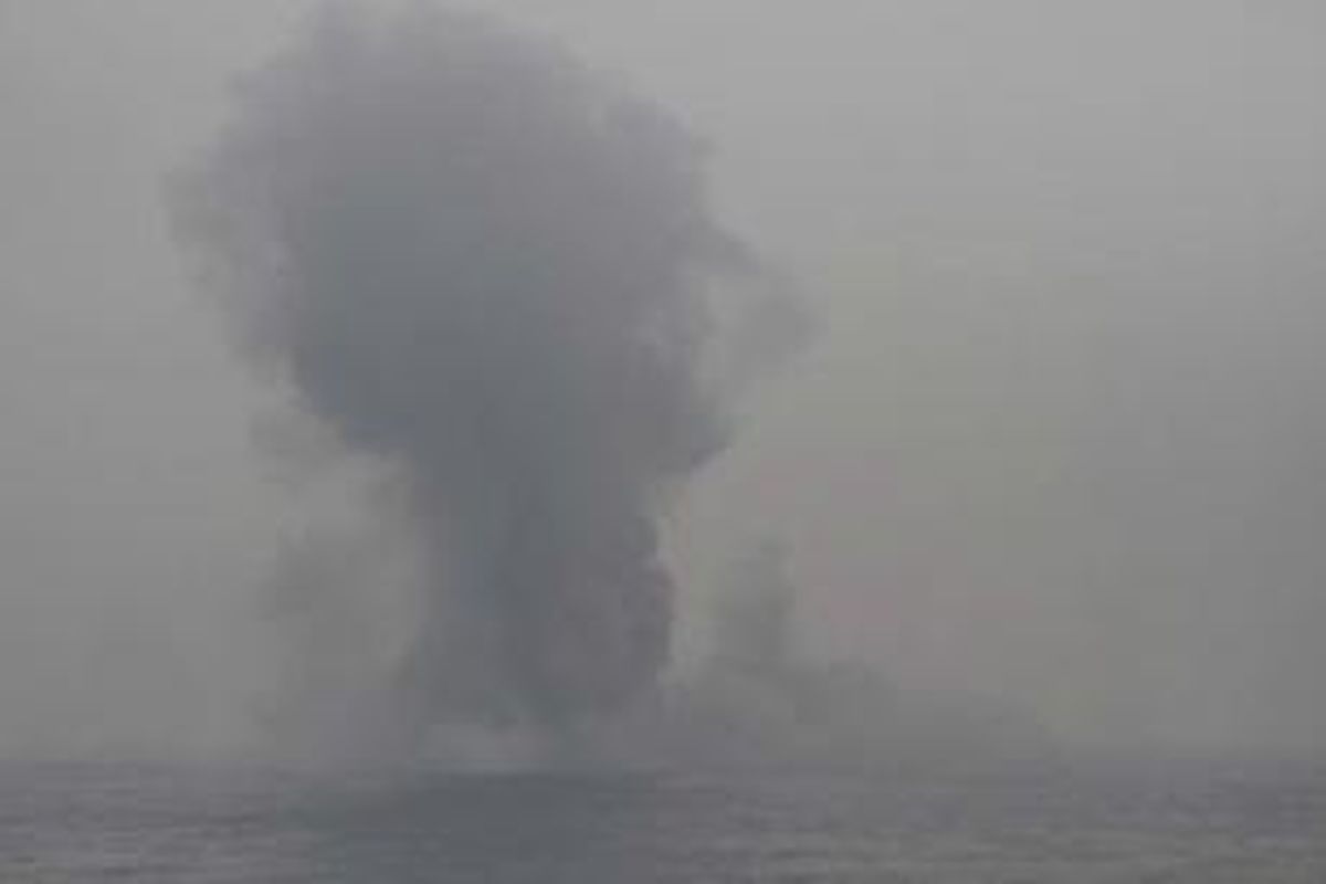 Ilustrasi: kabut asap menyelimuti dalam proses penenggelaman kapal asing asal Vietnam di perairan Pulau Datok, Kabupaten Mempawah.
