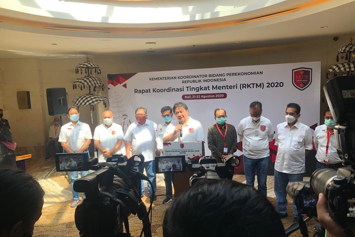 Menteri Koordinator Bidang Perekonomian Airlangga Hartarto memberi keterangan tentang Rapat Koordinasi Tingkat Menteri (RKTM) kepada awak media di Nusa Dua, Bali, Jumat (21/8/2020).
