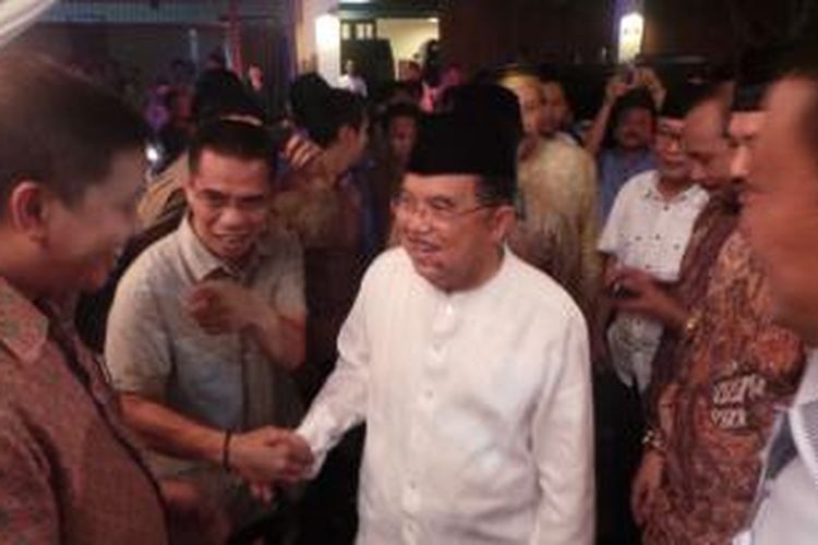Cawapres Jusuf Kalla saat tiba di kediaman politisi Partai Golkar Erwin Aksa di Menteng, Jakarta Pusat, Senin (21/7/2014).