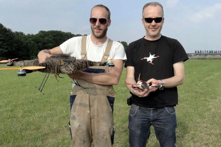 Bart Jansen dan Orvillecopter, drone yang terbuat dari kucing peliharaannya yang mati bernama Orville.