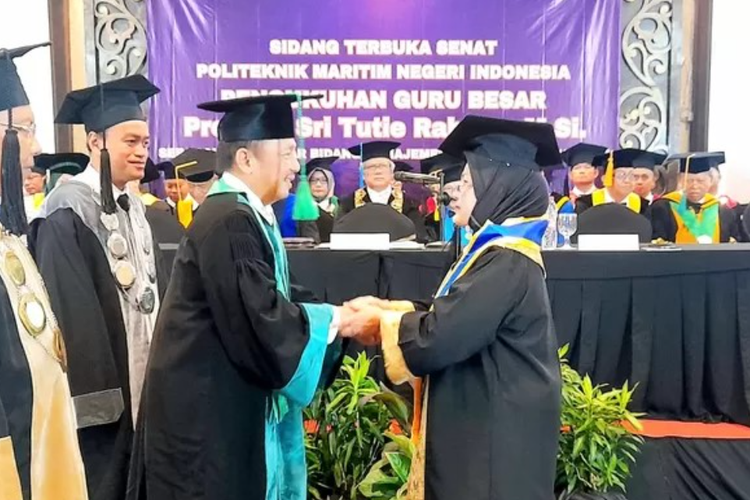 Politeknik Maritim Negeri Indonesia (Polimarin) resmi memiliki guru besar pertama setelah mengukuhkan Sri Tutie Rahayu sebagai Guru Besar dalam bidang Manajemen Sumber Daya Manusia, pada Jumat (6/10/2023).