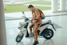 Wali Kota Medan Naik Motor Listrik Gesits buat Berangkat ke Kantor