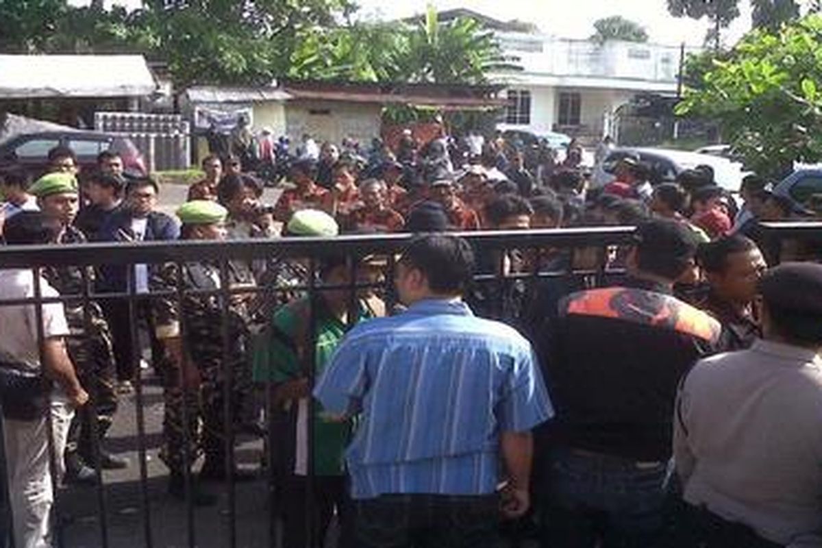 Berbeda dengan anggota ormas tertentu, mahasiswa yang akan menghadiri sidang perkara suap RAPBD Kota Semarang, Kamis (1/3/2012) pagi ini justru diusir oleh polisi.