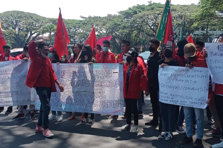 Puluhan masa yang mengatasnamakan dari DPC GMNI (Gerakan Mahasiswa Nasional Indonesia) Malang menggelar aksi di depan Kantor DPRD Kota Malang siang ini (11/4/2022). 