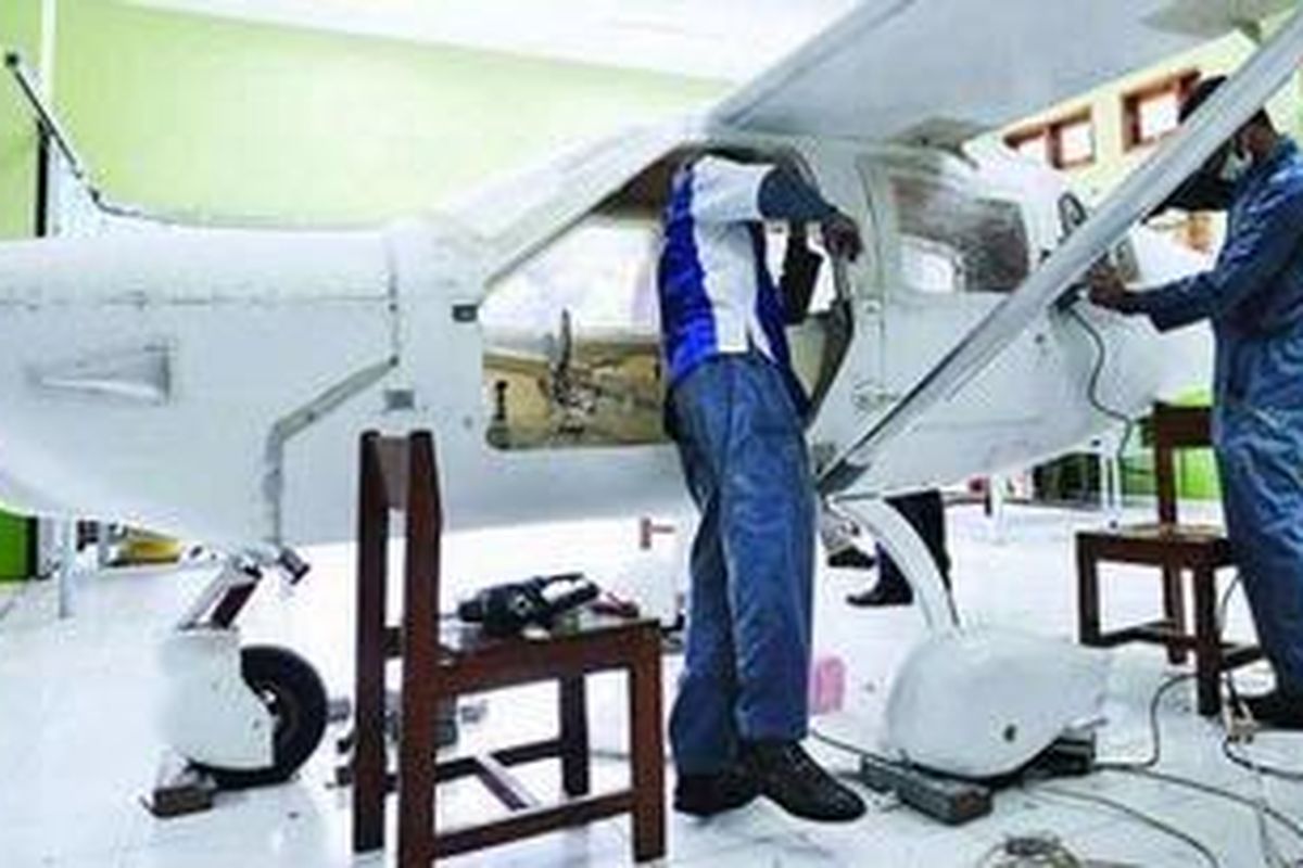 Siswa SMK 29 Penerbangan Jakarta merakit pesawat dengan baling-baling tunggal di bengkel sekolah mereka, Rabu (11/1). Pesawat yang diberi nama Jabiru J430 ini merupakan wujud aplikasi keterampilan siswa SMK jurusan penerbangan. Perakitan ini juga mendapat dukungan dari TNI Angkatan Udara, Federasi Aero Sport Indonesia, dan perusahaan di industri penerbangan.