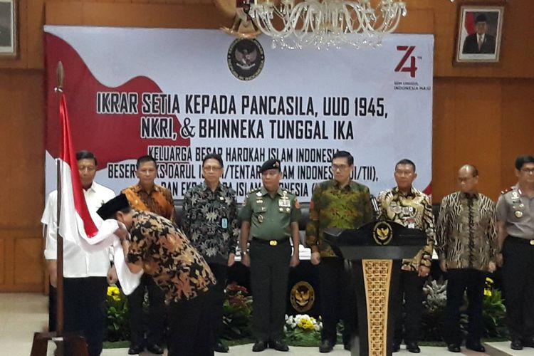 Keluarga besar Harokah Islam, eks Darul Islam/Tentara Islam Indonesia (DI/TII), dan eks Negara Islam Indonesia (NII) mengucap ikrar setia kepada Pancasila, UUD 1945, NKRI, dan Bhineka Tunggal Ika di Gedung Kementerian Polhukam, Jakarta Pusat, Selasa (13/8/2019).